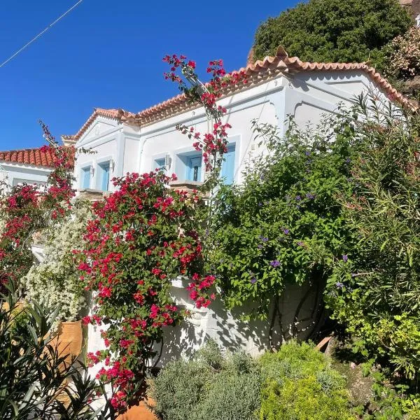 Stunning 1 bed Poros house presented by Lazydaze., hotel i Poros
