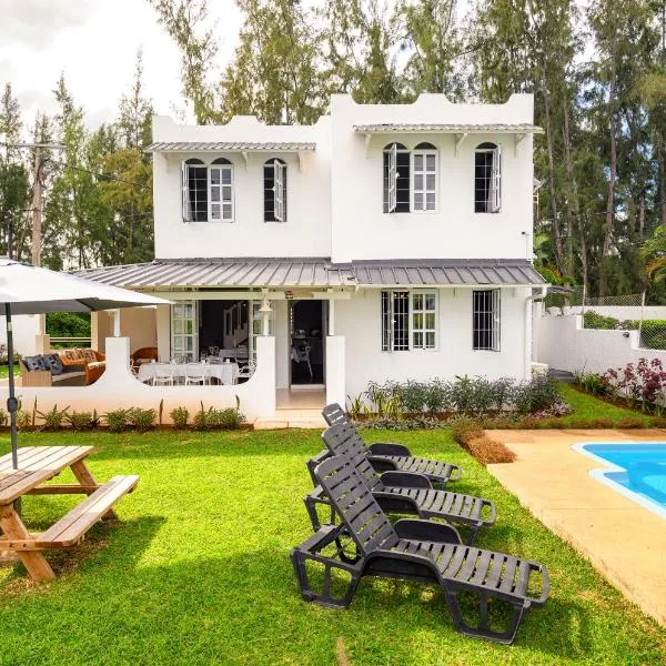Direct Beachfront 5-BR Villa w Pool, hotel i Riambel