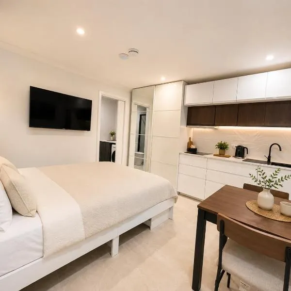 Brand New Studio Retreat in Perth, hotel din Perth