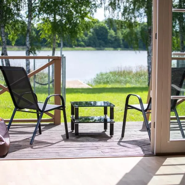 Private lakeside holiday house with fireplace, sauna, hot tub - Ezernams Dzintars, hótel í Valdemārpils