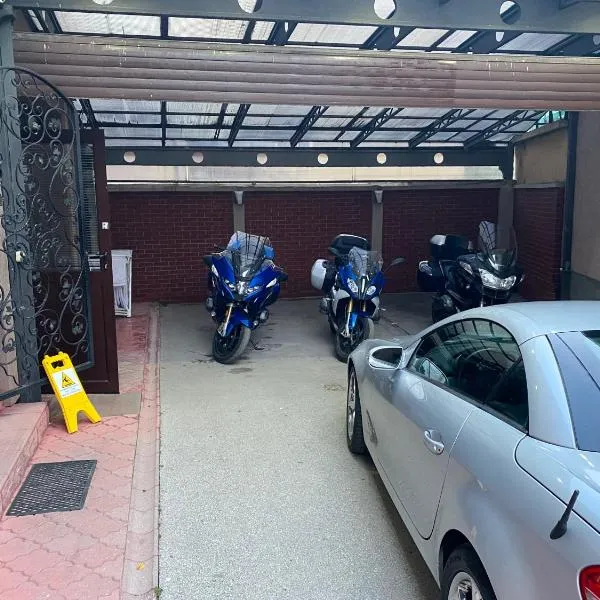 洞卢克斯旅馆，位于普列夫利亚的酒店
