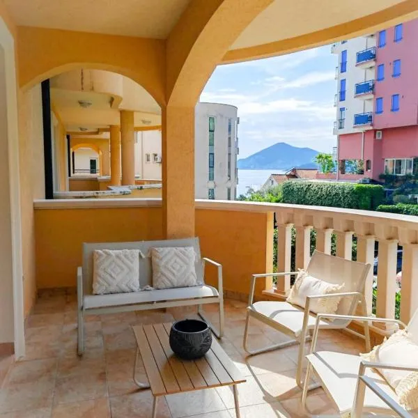 Pržno Coastal Dream - Luxury Spacious Holiday Condo with Sea view, hotel en Pržno
