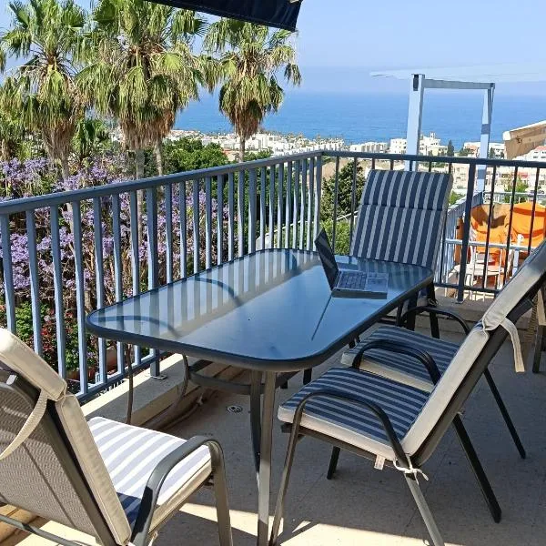 Two BR Sea View with Balcony and Pool Paphos, хотел в Klorakas
