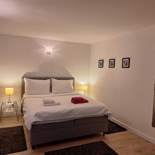 Studio Vanilla, Split
