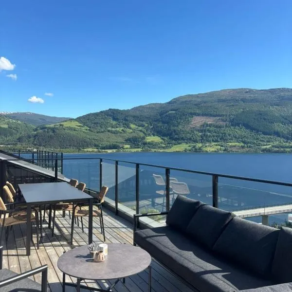 Lake & mountain views - Luxury penthouse - Free parking, hotel in Vossevangen