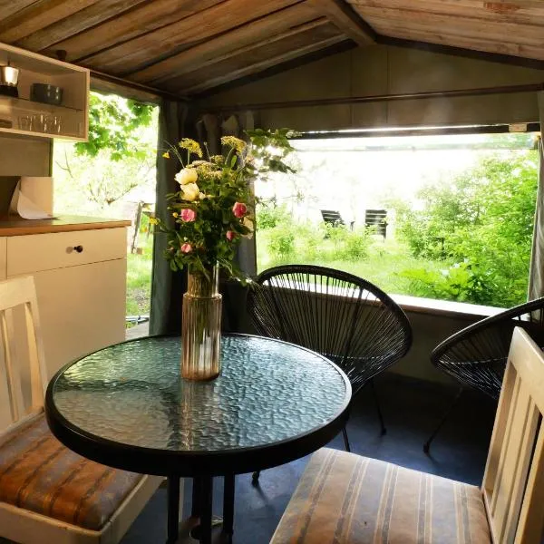 Minimalist riverside hideout, hotel in Rīga
