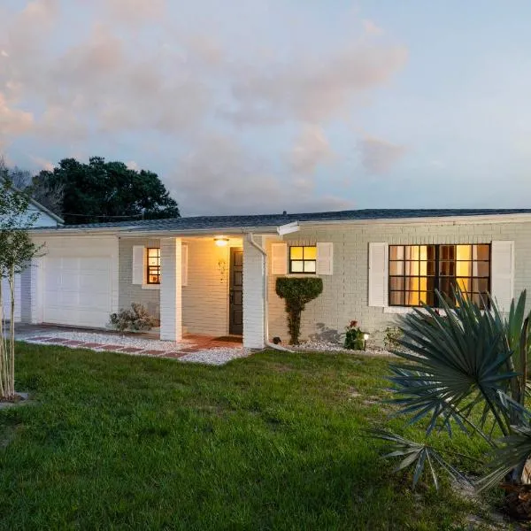 Hook, Line & Leisure: Lakefront Gem w/ Porch!, viešbutis mieste Vinter Heivenas