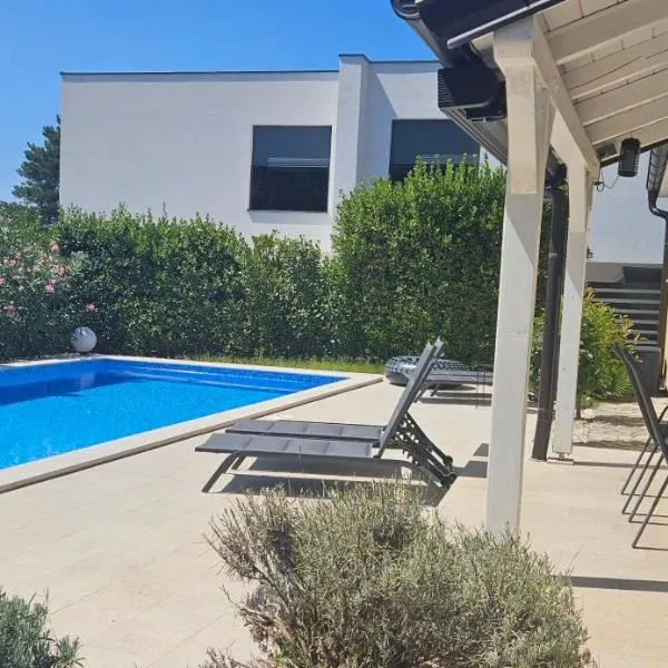 Apartment with private pool, hotel u Njivicama
