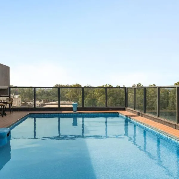 Ramada Encore by Wyndham Chandigarh Zirakpur、Zirakpurのホテル