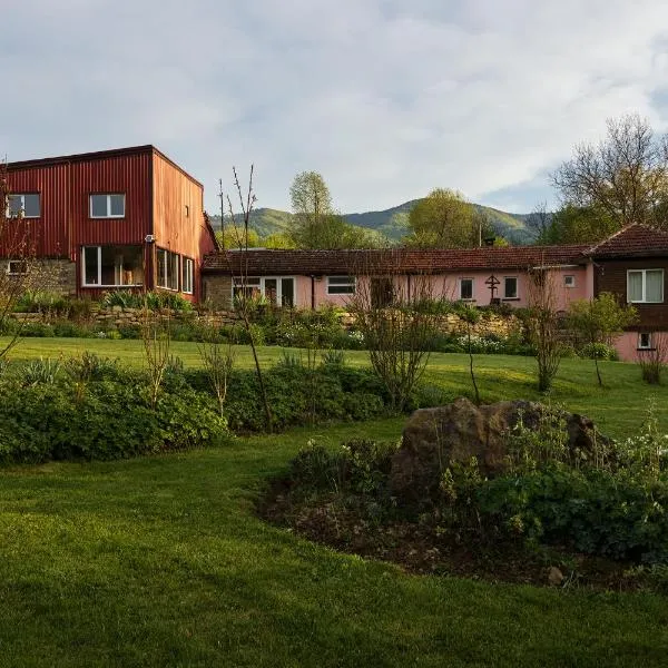 The Blue Parrot, hotell i Kravenik