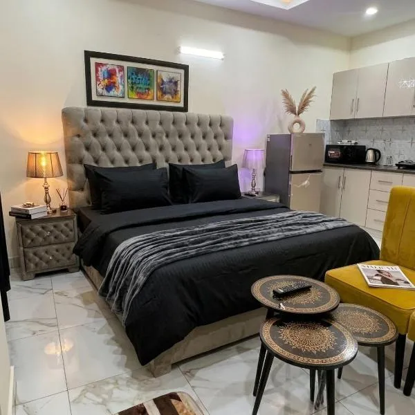 URBAN NEST Studio Apartment - WIFI - Netflix - AC，伊斯蘭堡的飯店