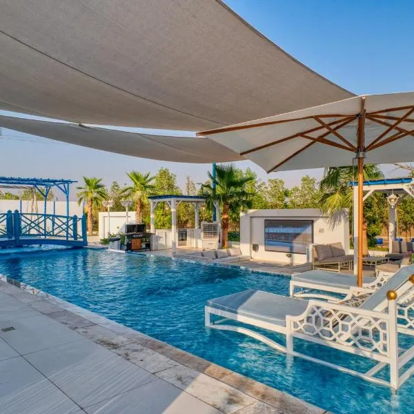 Santorini Private Villa 40 Meters Pool Blue feeling, hótel í Ras al Khaimah