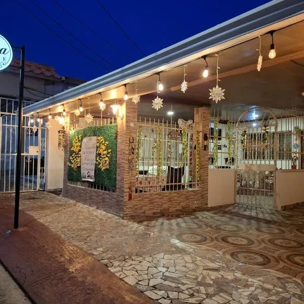 Casa Lilia 10 minutos Aeropuerto Tocumen, hotel v Panama Cityju