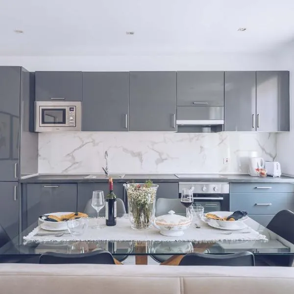 Modern 2-Bedroom Apartment in Gibraltar Town, hotell i Gibraltar