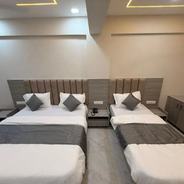 Hotel J K Town، فندق في أحمد آباد