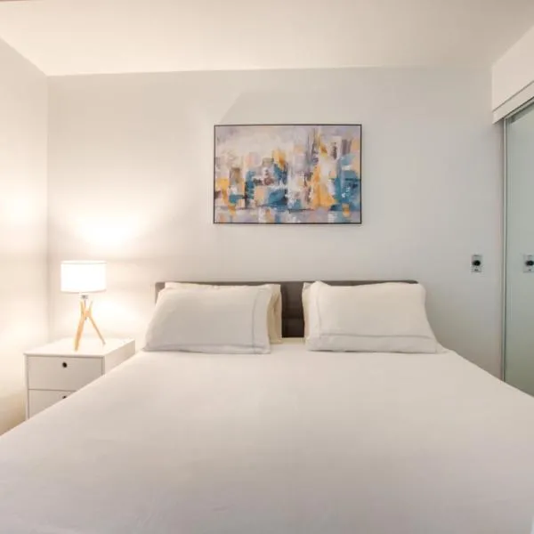 Stunning DT Waterfront Suite with Swimming Pool – hotel w mieście Toronto