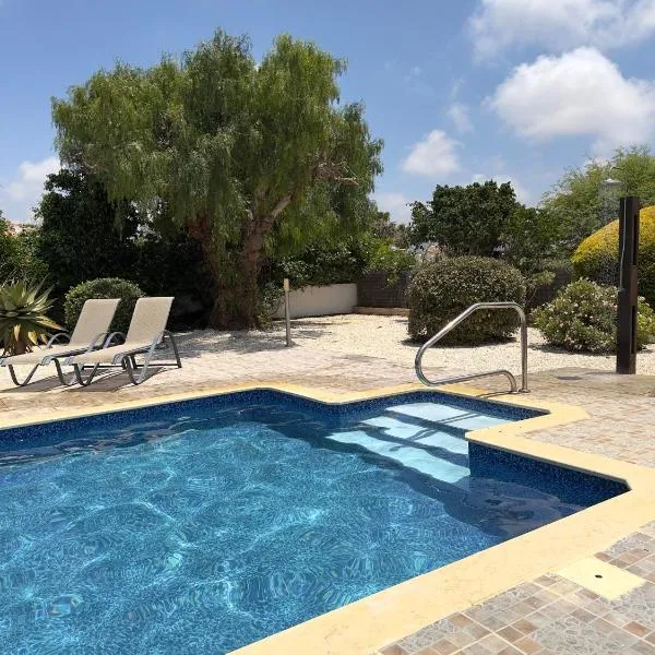 Leo's Paradise Villa Family Home Away From Home with Large Pool, khách sạn ở Peyia