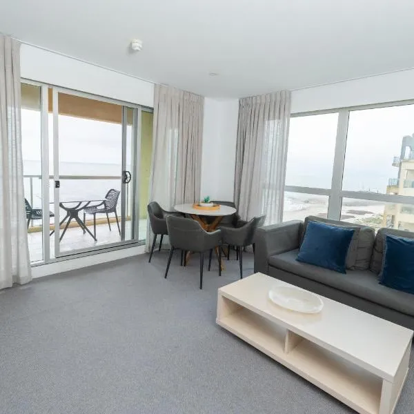 Two-Bedroom Seaview apartment at Glenelg, hotel din Glenelg