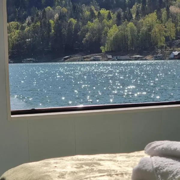 Baraj Izvorul Muntelui Bibanu, hotel a Bicaz