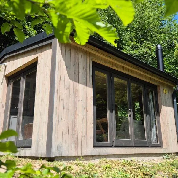 Chatička pod skalou - Cozy off grid solar cabin, hotel en Beroun