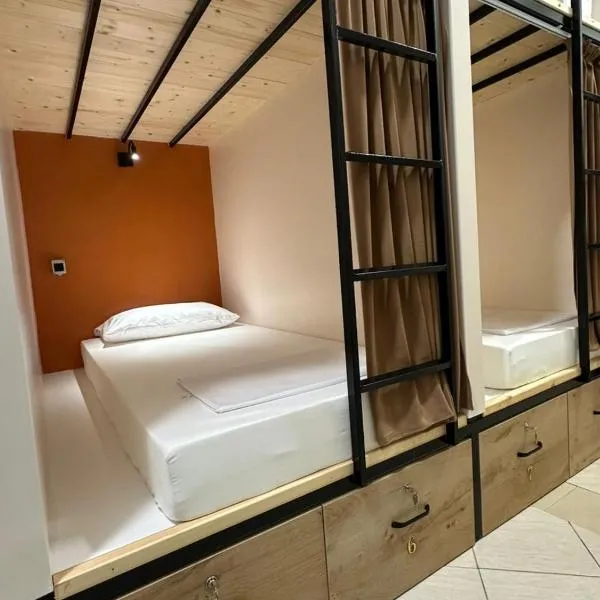 Queen-V Hostel, ξενοδοχείο σε Vlorë