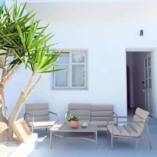 Flora's House, hotel u gradu Nausa