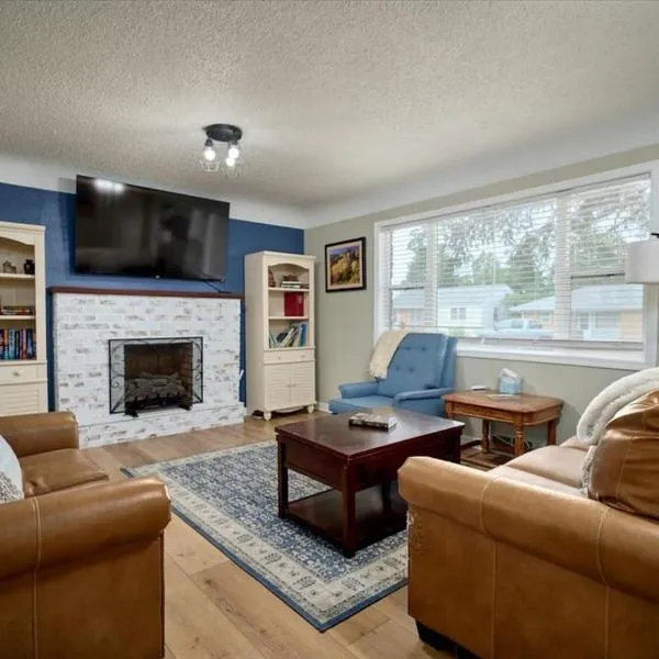 Family 5BR Retreat Sleeps 11 by College, Hospital, hotel en Torrington