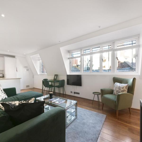 2 Bed 2 Bath Apartment with lift- Oxford Street, London