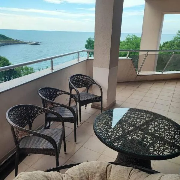 Prywatny dwupokojowy apartament w kompleksie Vris, hotel in Tsarevo