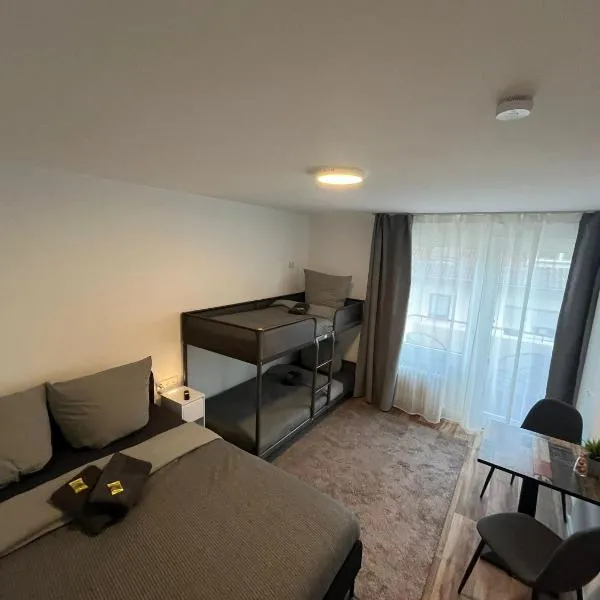 City Hub Room 24 - mit Balkon - Coffee for free -, hotel in Karlsruhe
