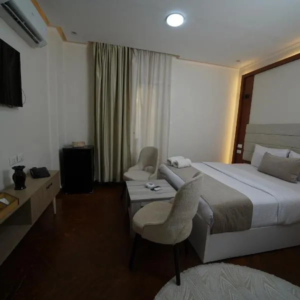 Triple garden view hotel, hotel em Cairo