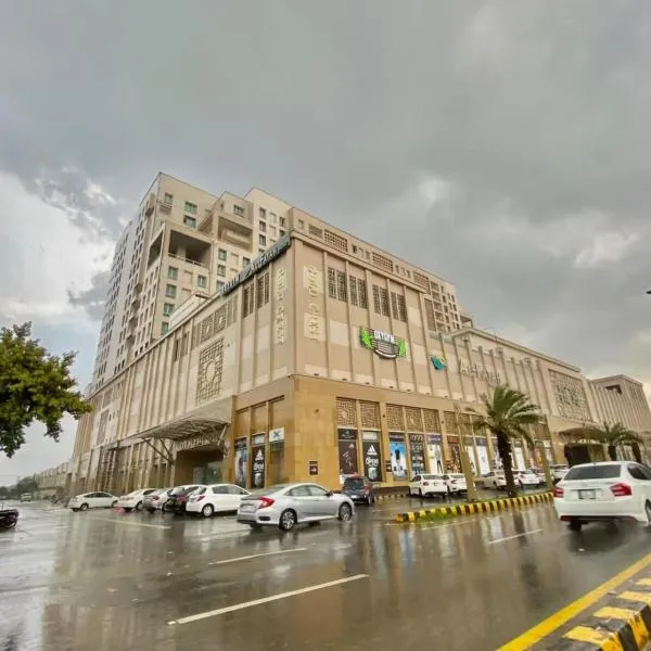 Exclusive Serviced Apartments at Goldcrest Mall and Residency DHA Phase 4، فندق في لاهور