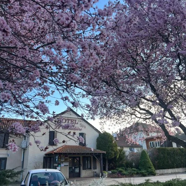 Maison Legate "Hôtel Le Baudiere & Spa", hotel a Saint-Beauzire