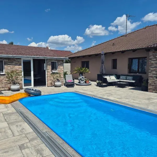 Wellness Villa close to Prague, khách sạn ở Kuchař