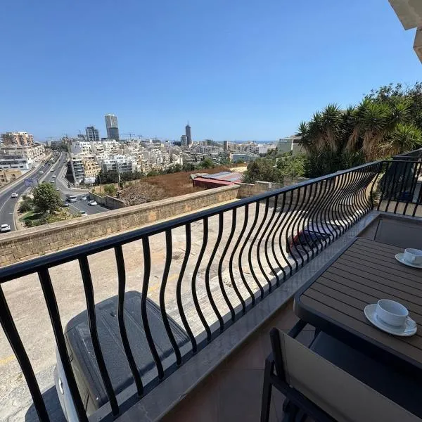 Entire 3 Bedroom Home with Terrace in St Julians - Near Spinola Bay, hotel a San Giuliano