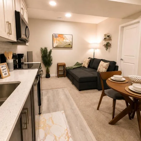 Cozy Private 1BR Basement Suite, hotel v destinácii Calgary