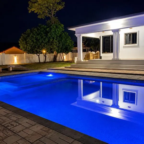 Poinsettia White House - Exclusive Private Villa with Pool, ξενοδοχείο στο Λίβινγκστον