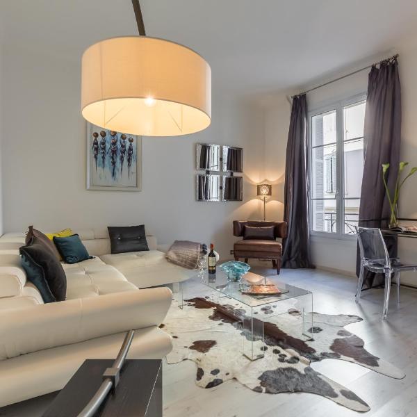 Centrally located modern 2 Bed apartment in Cannes with aircon and high ceilings and modern design 696