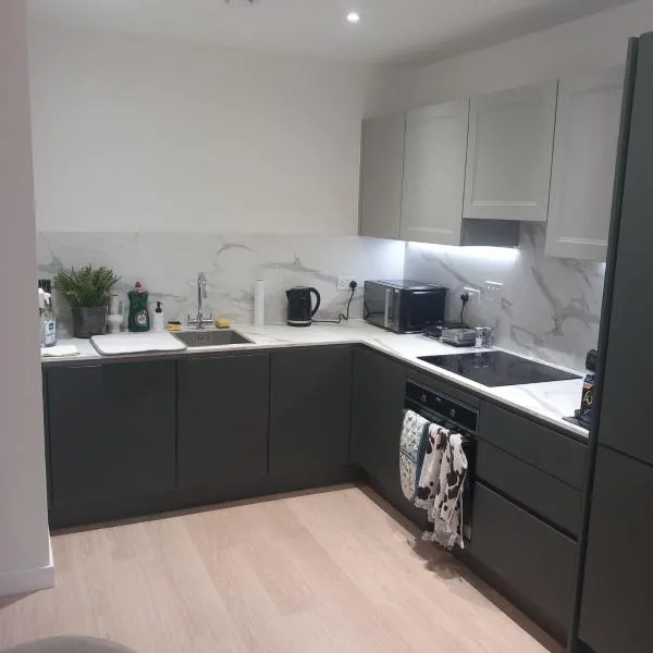 Spacious 3-Bed Hayes Apartment near Heathrow, hotel sa Hayes