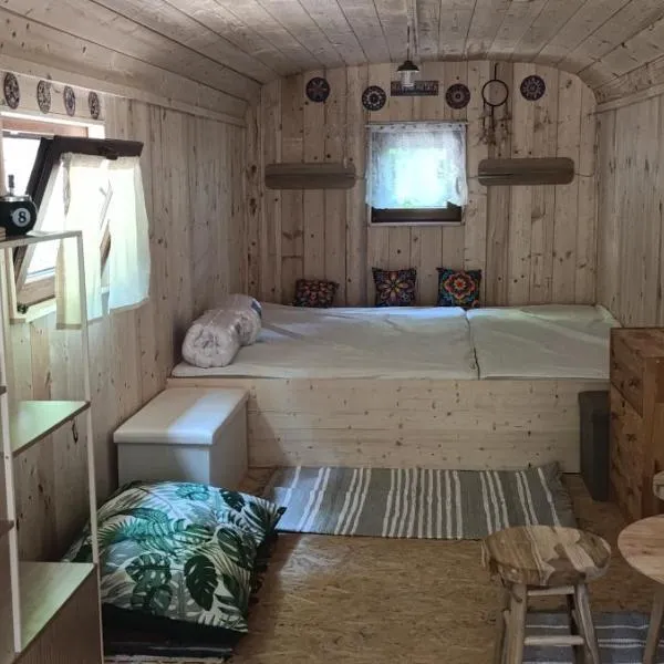 Maringotka pod hvozdem, hotel em Spešov