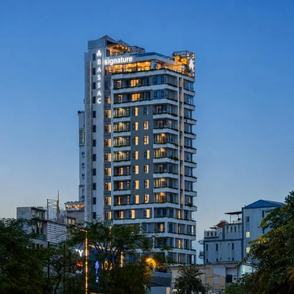 Experience Modern City Living with Infinity Pool, Rooftop Dining & Skyline Views, hotel din Phnom Pen
