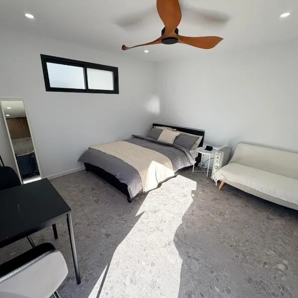 Sydney Studio with Private Bathroom & Kitchen, hotel di Revesby