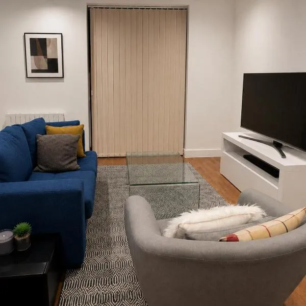 2 bedroom 2 bath 1 ensuite in Roya Asenal beautiful views & parking，位于Woolwich的酒店