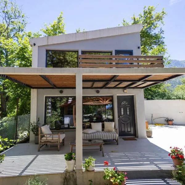Stream House - Luxury living next to the river, hotel en Samotracia