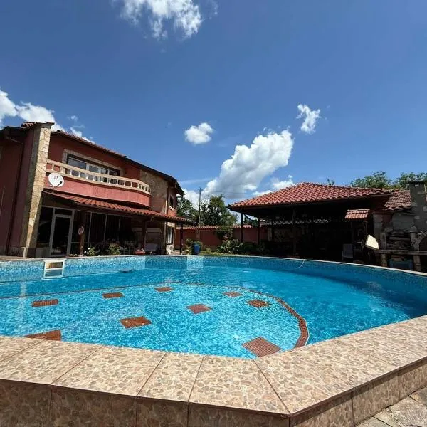 DOLCE VITA Къща за гости и партита โรงแรมในSkravena