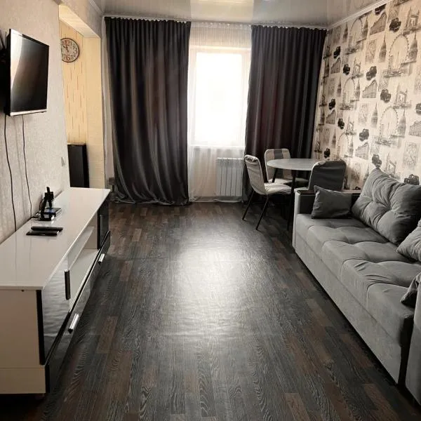 Уютная двухкомнатная квартира, hotel a Balqash