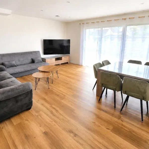 Rez-de-chaussée complet dans une maison contemporaine, hotel Digosville városában