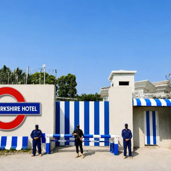 Grand Berkshire Hotel Peshawar، فندق في بيشاور