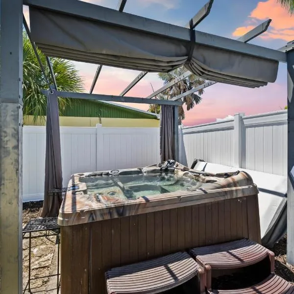 Ambers Jensen Beachhouse with Hot Tub, hotel em Jensen Beach