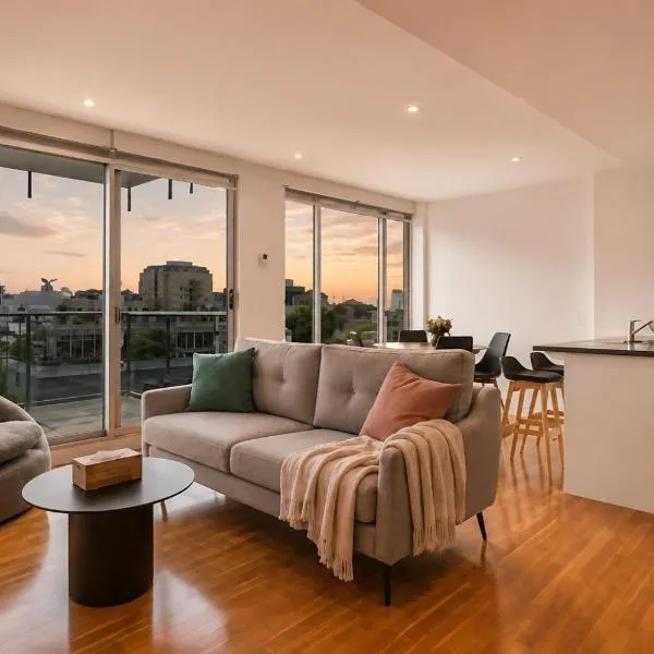 Modern 2BR with Sparkling Bay Views & Free Parking, hotel v Melbournu